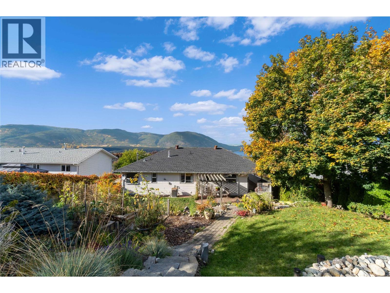 2270 3 Avenue SE, Salmon Arm