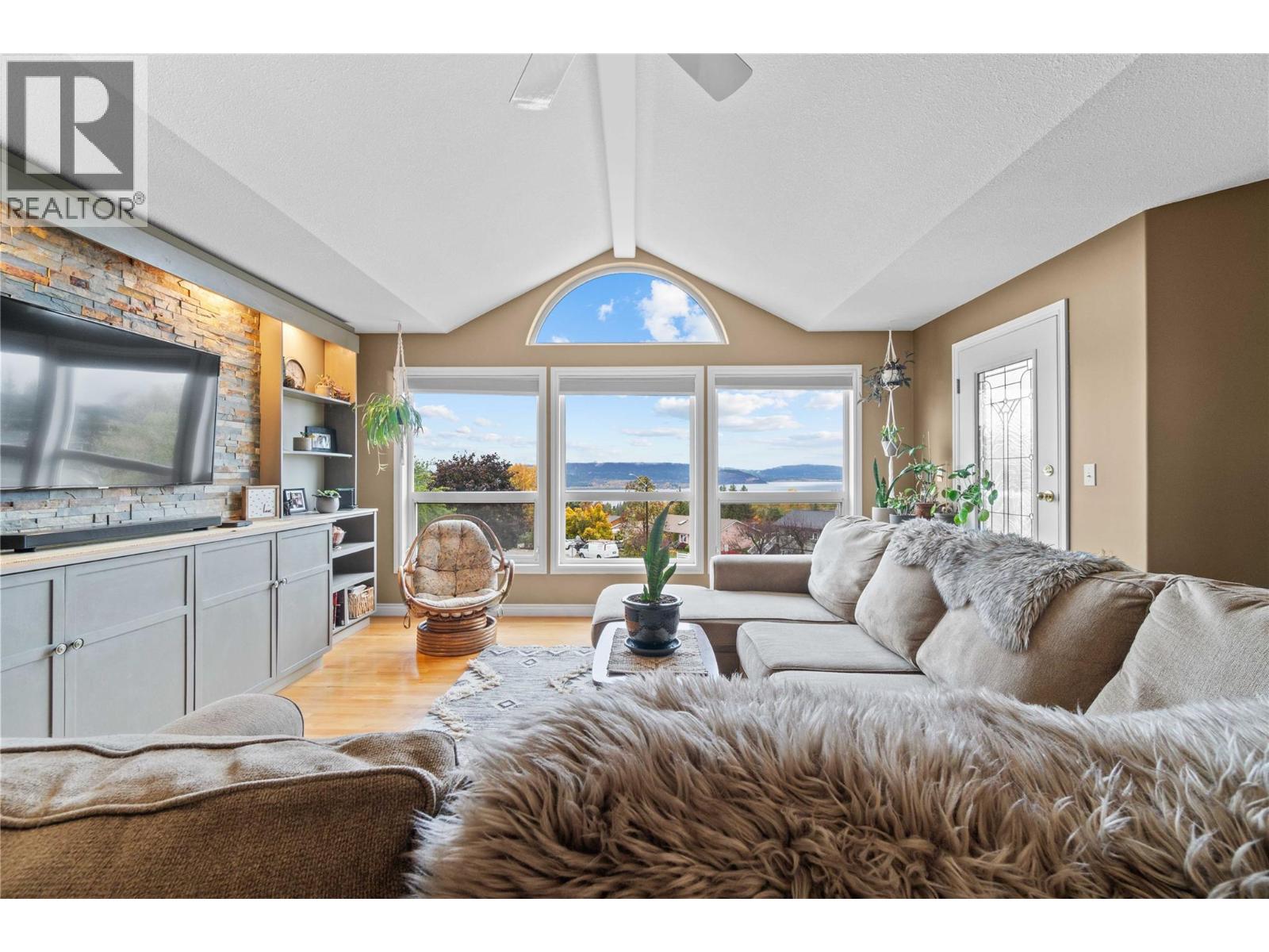 2270 3 Avenue SE, Salmon Arm