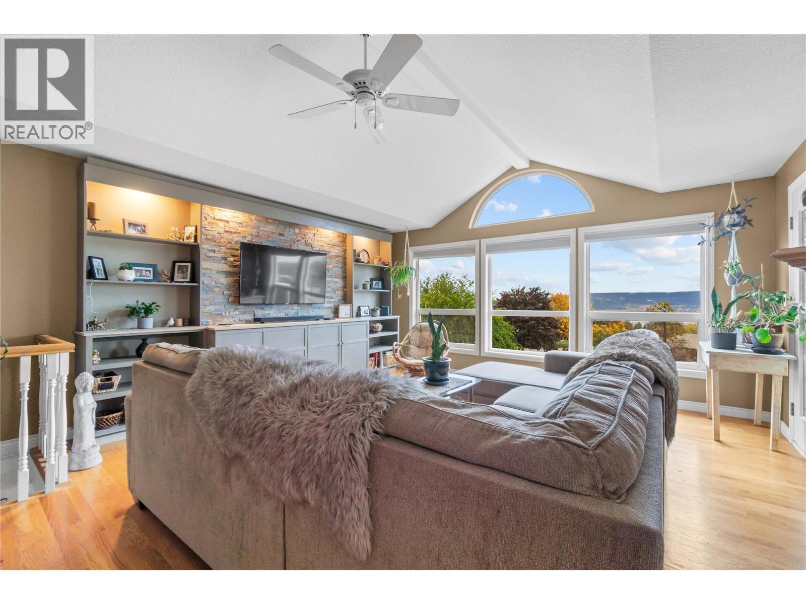 2270 3 Avenue SE, Salmon Arm