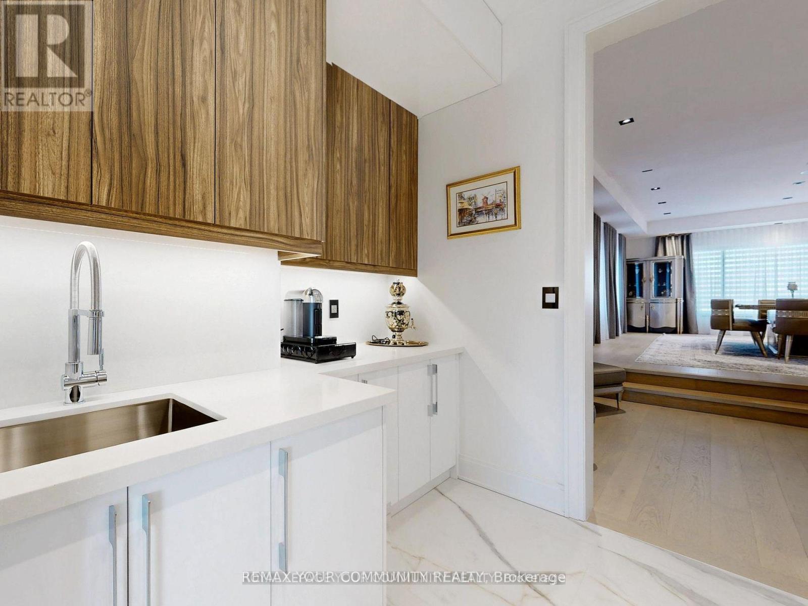 127 ELGIN MILLS ROAD W - 13