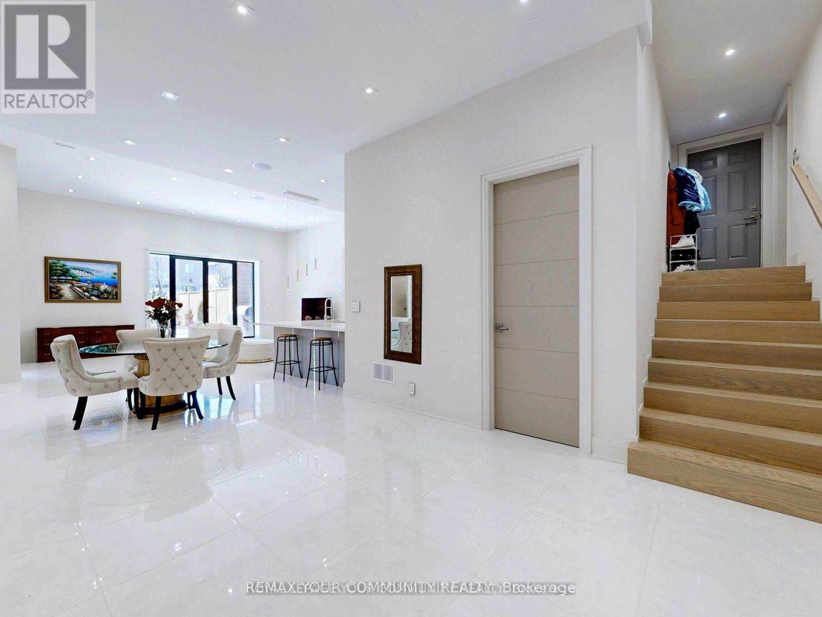 127 ELGIN MILLS ROAD W - 34