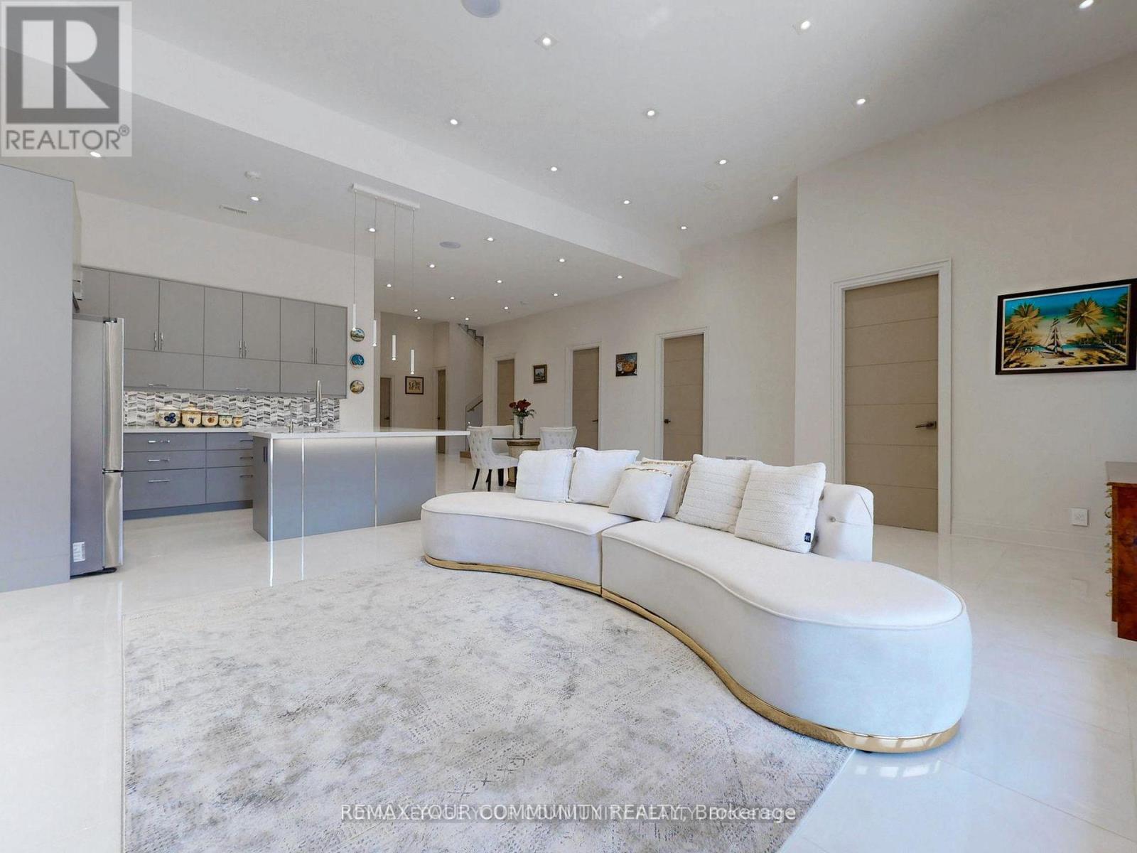 127 ELGIN MILLS ROAD W - 38