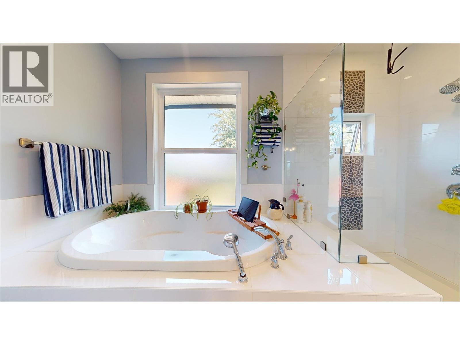 2526 Waverly Drive, Blind Bay