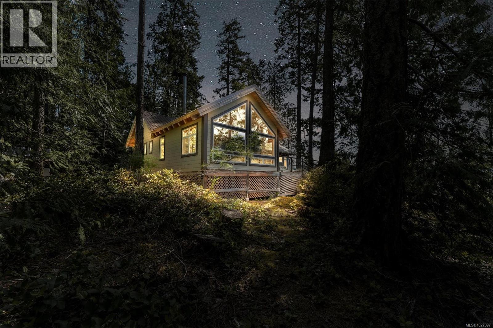 7 ISLAND #7 - Image 3