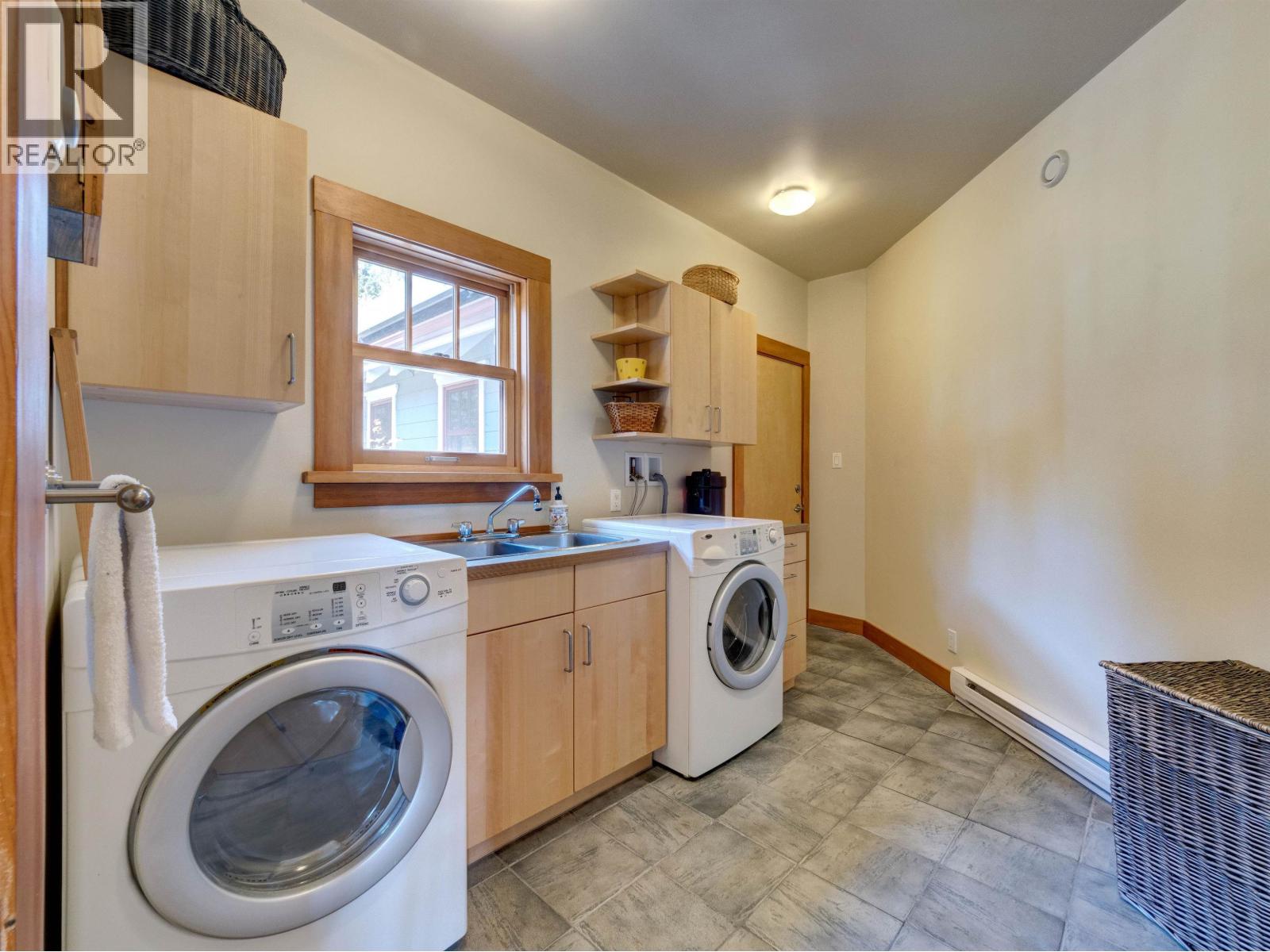 6373 N GALE AVENUE, Sechelt