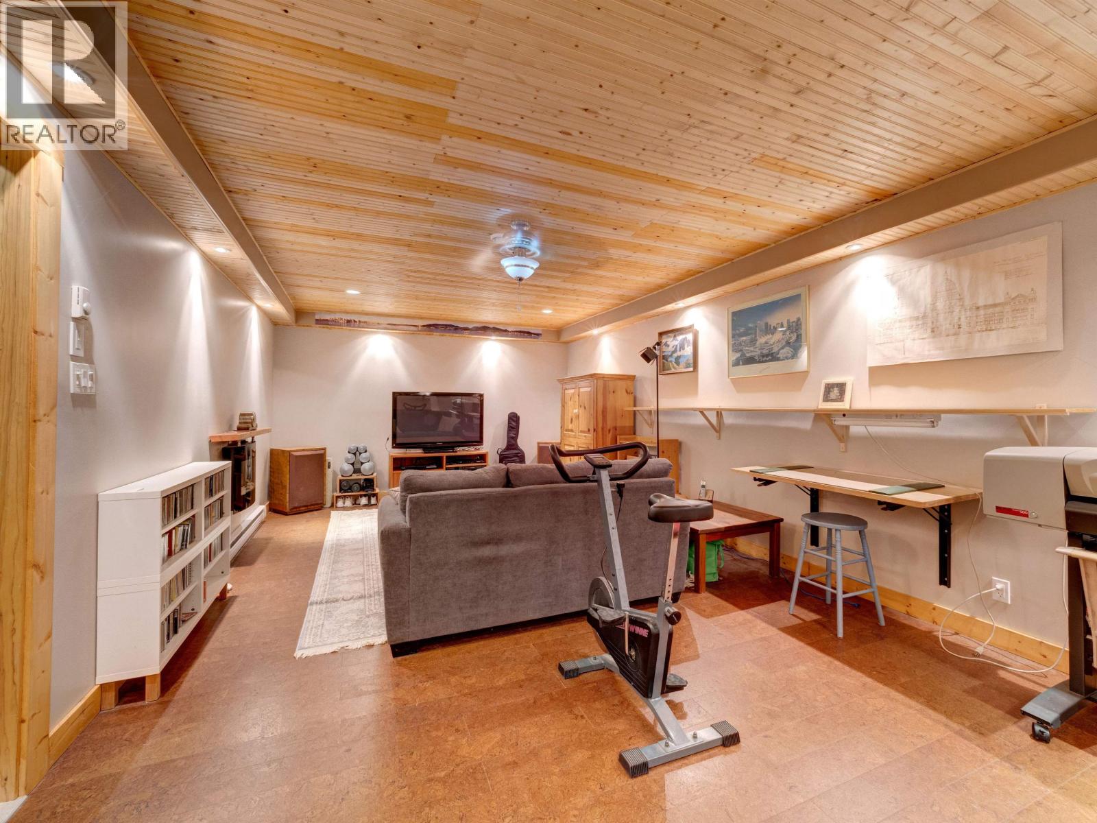 6373 N GALE AVENUE, Sechelt