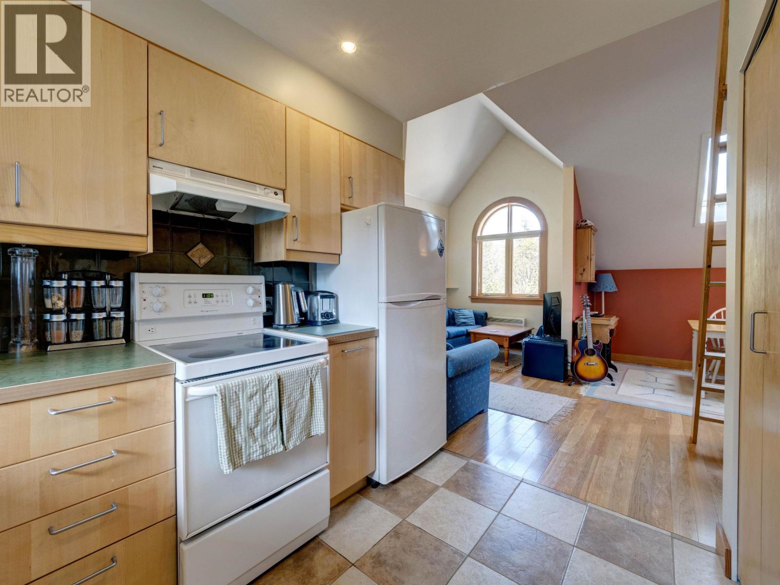 6373 N GALE AVENUE, Sechelt