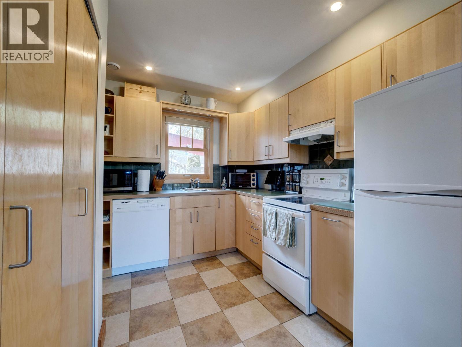 6373 N GALE AVENUE, Sechelt