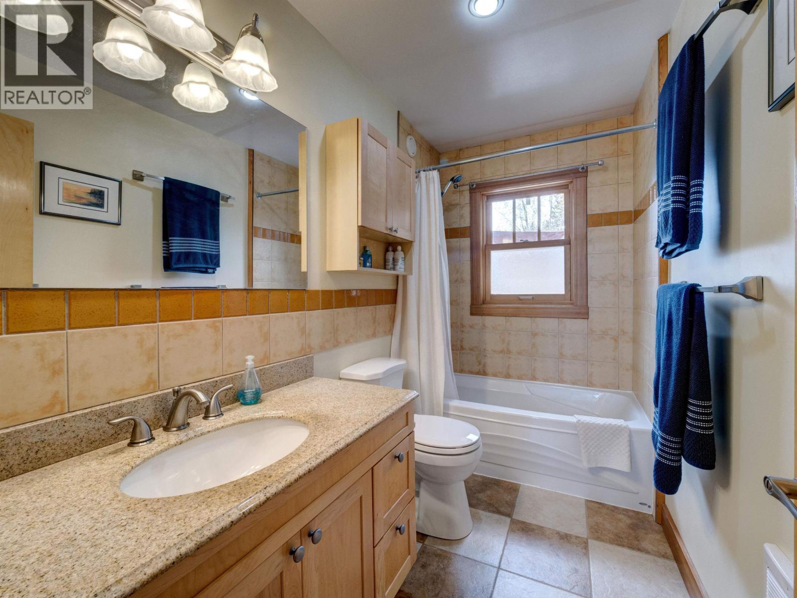 6373 N GALE AVENUE, Sechelt