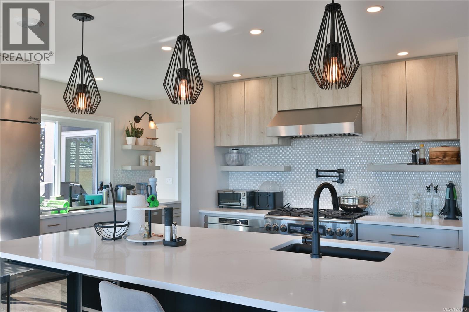  972 Seapearl Place, Saanich