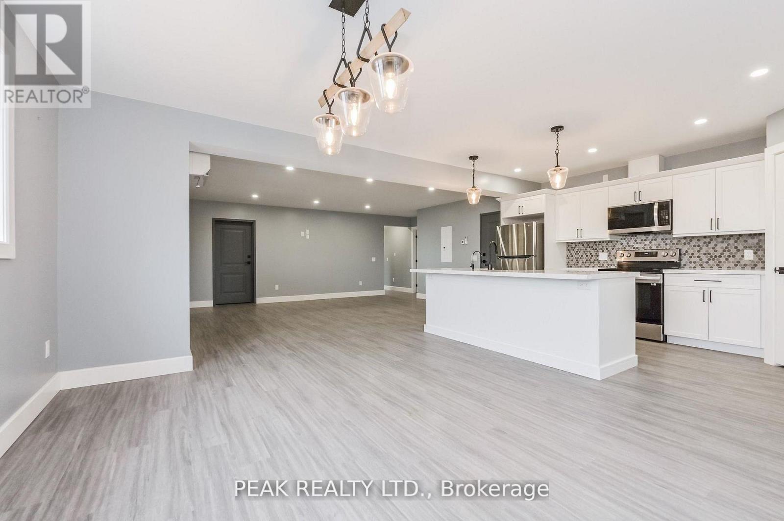 1020 VICTORIA STREET - 19