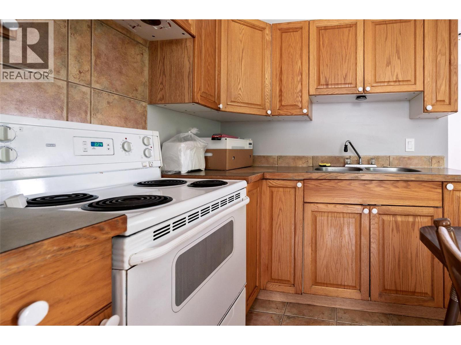  920 Nelson Avenue, Nelson