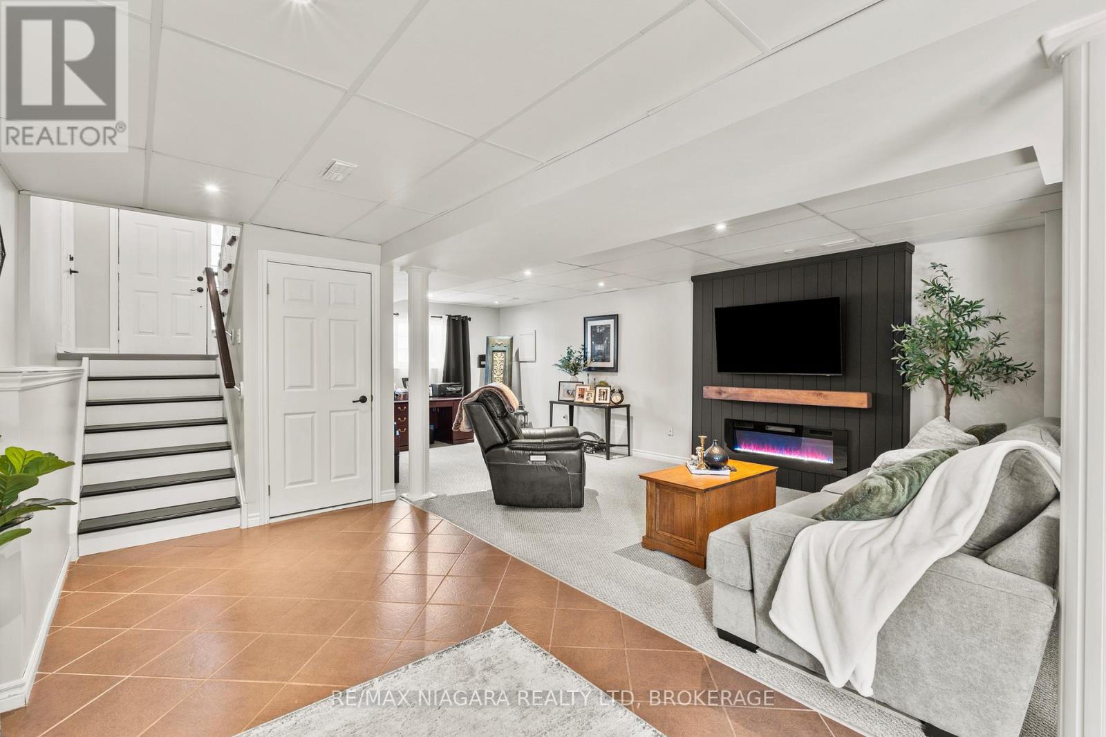 232 REGATTA DRIVE - 19