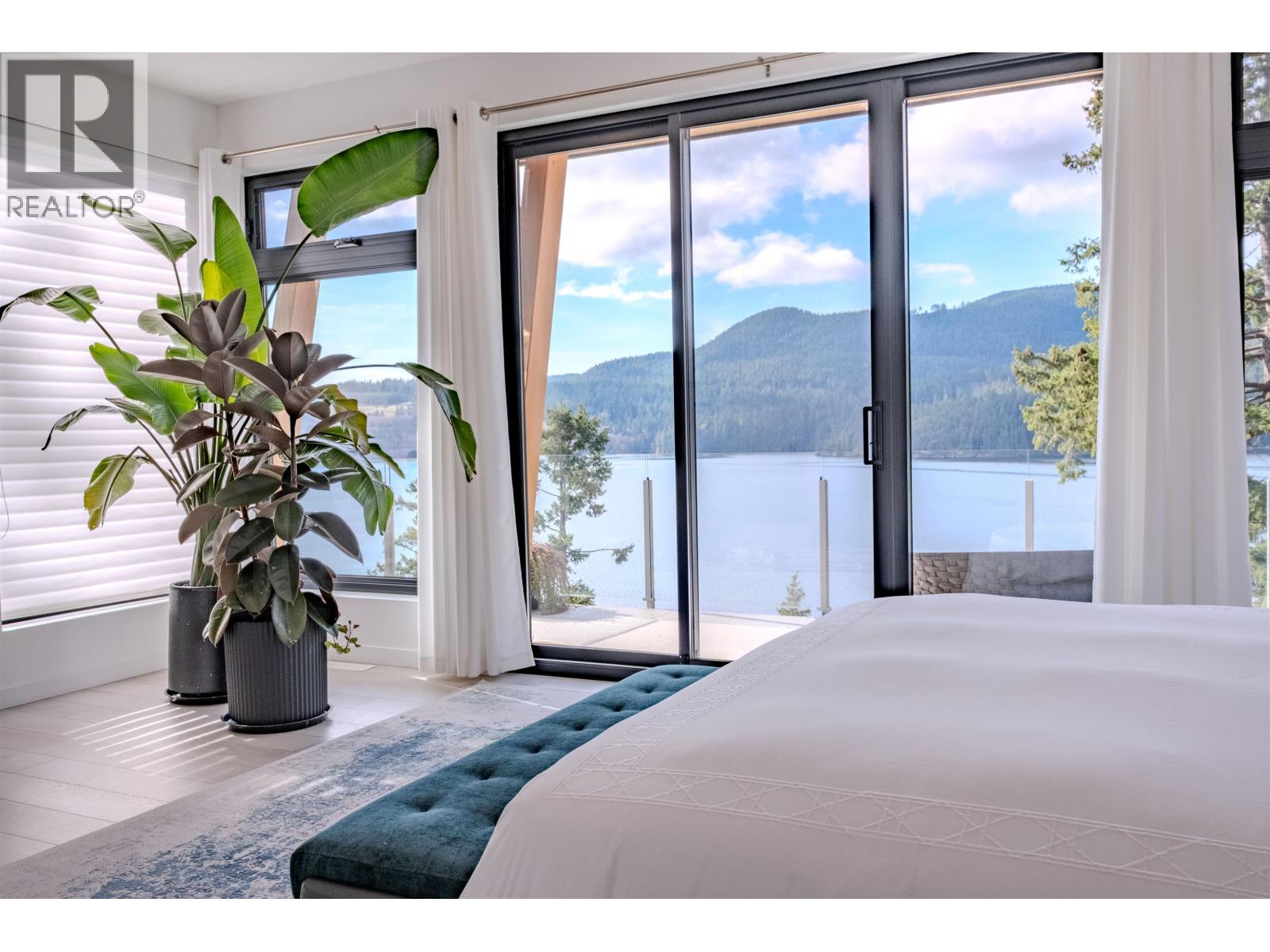 6101 -6099 CORACLE DRIVE, Sechelt