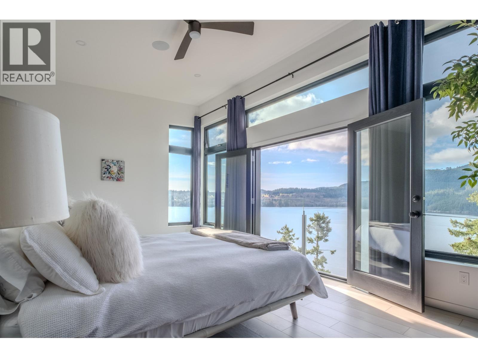 6101 -6099 CORACLE DRIVE, Sechelt