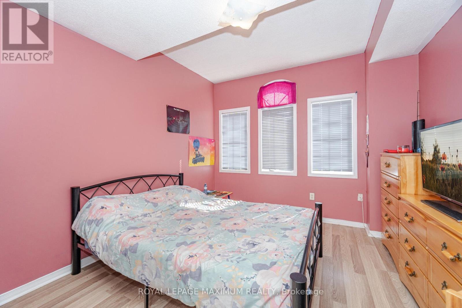 85 RONAN CRESCENT - 28