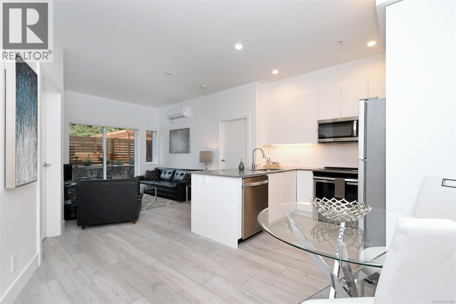 101 991 McKenzie Avenue, Saanich