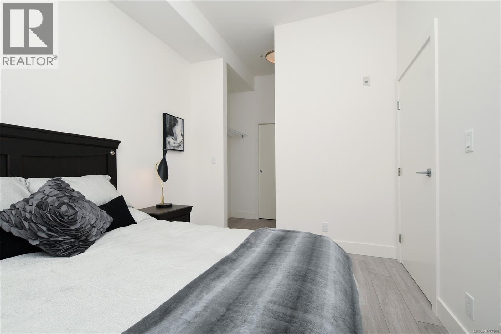 101 991 McKenzie Avenue, Saanich