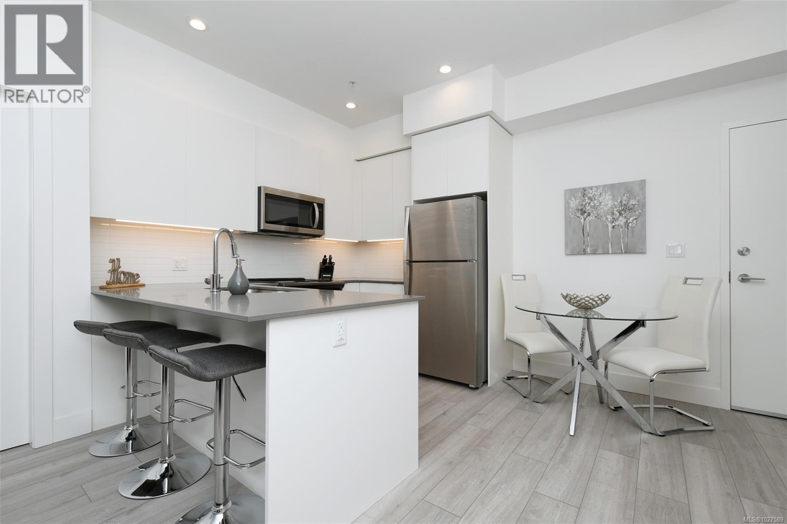 101 991 McKenzie Avenue, Saanich