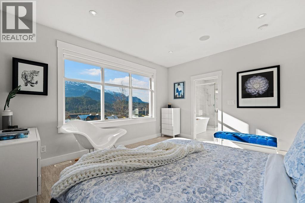 2954 STRANGWAY PLACE, Squamish