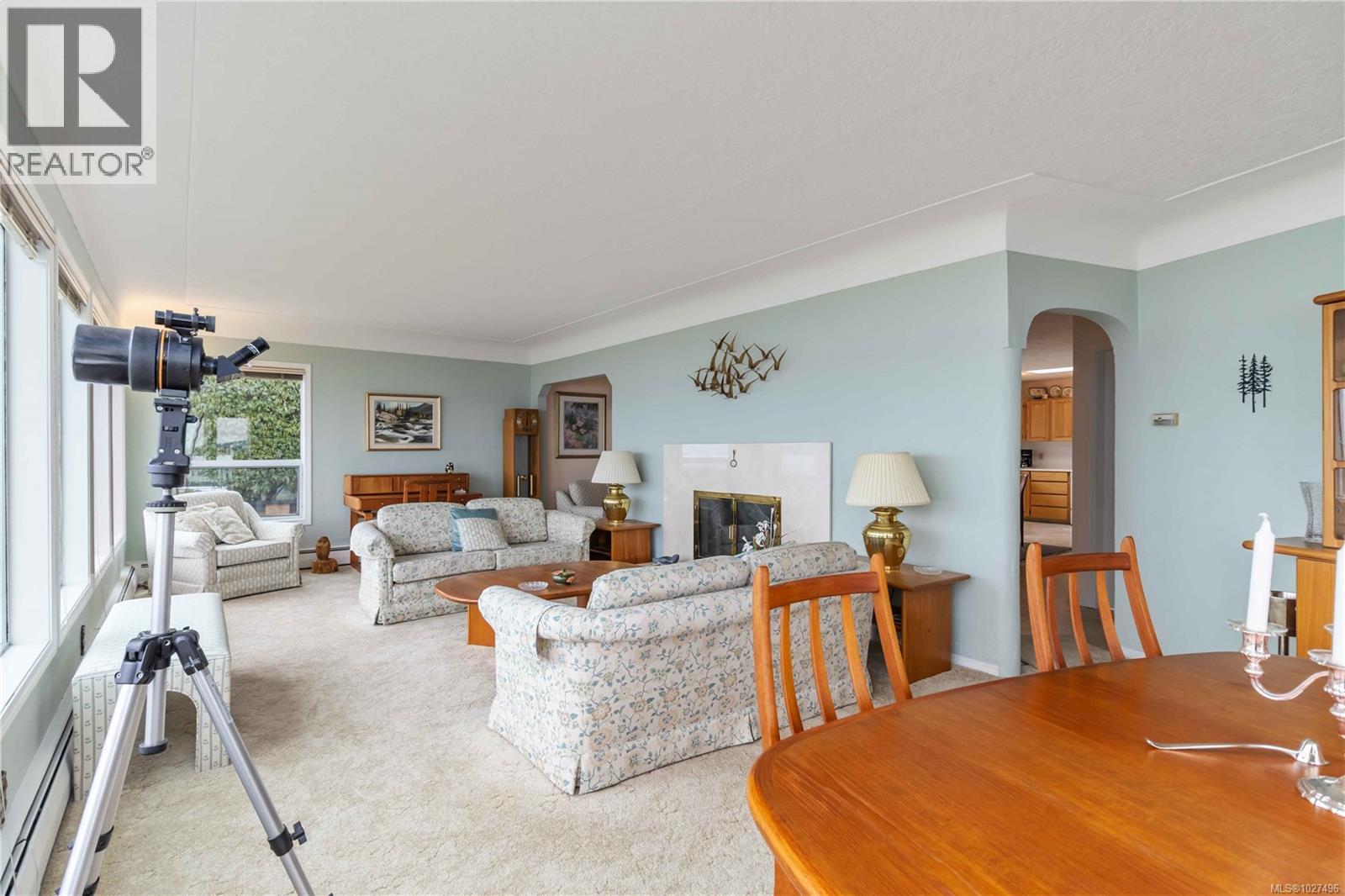 8503 Lochside Dr, North Saanich