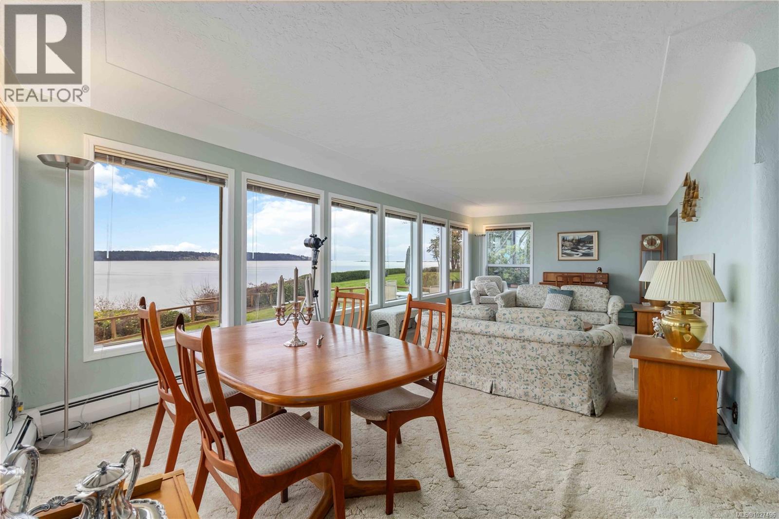 8503 Lochside Dr, North Saanich