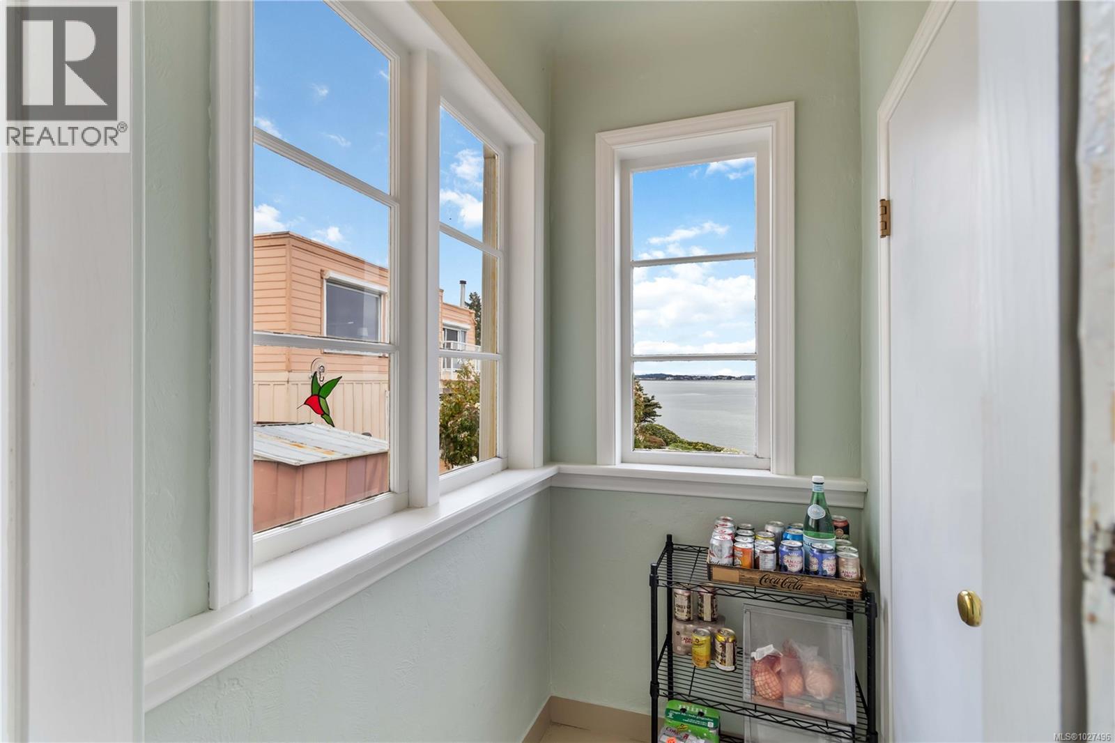 8503 Lochside Dr, North Saanich