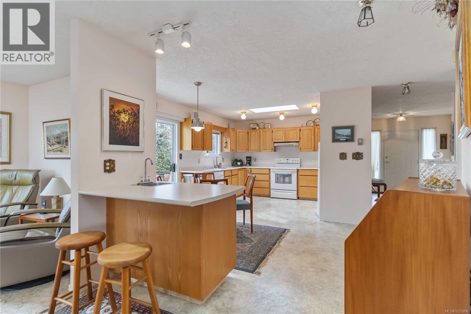 8503 Lochside Dr, North Saanich