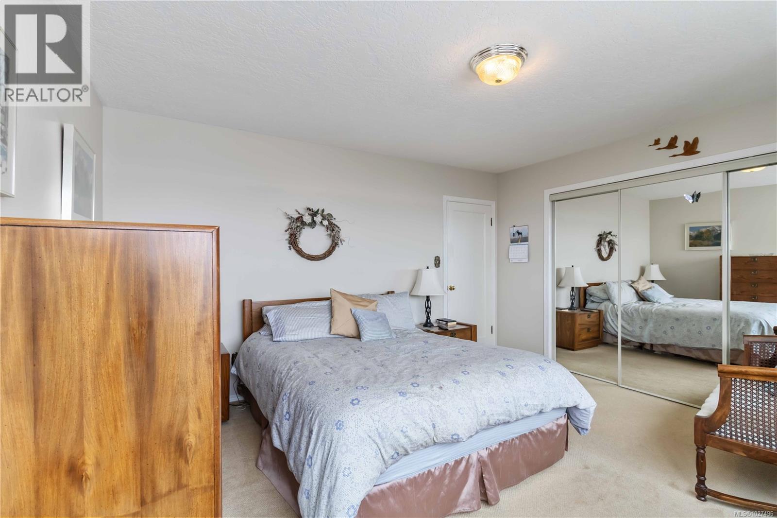 8503 Lochside Dr, North Saanich