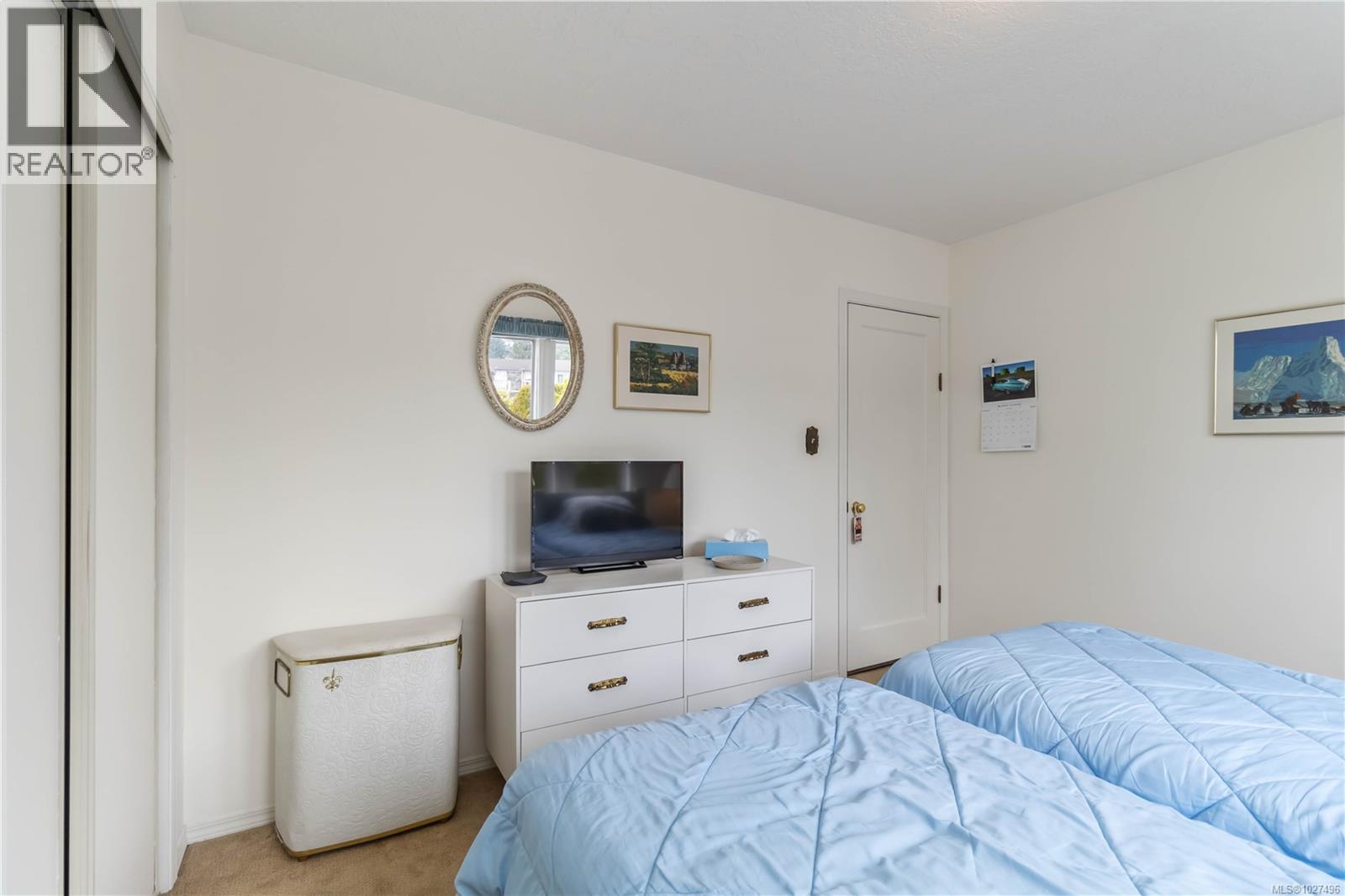 8503 Lochside Dr, North Saanich