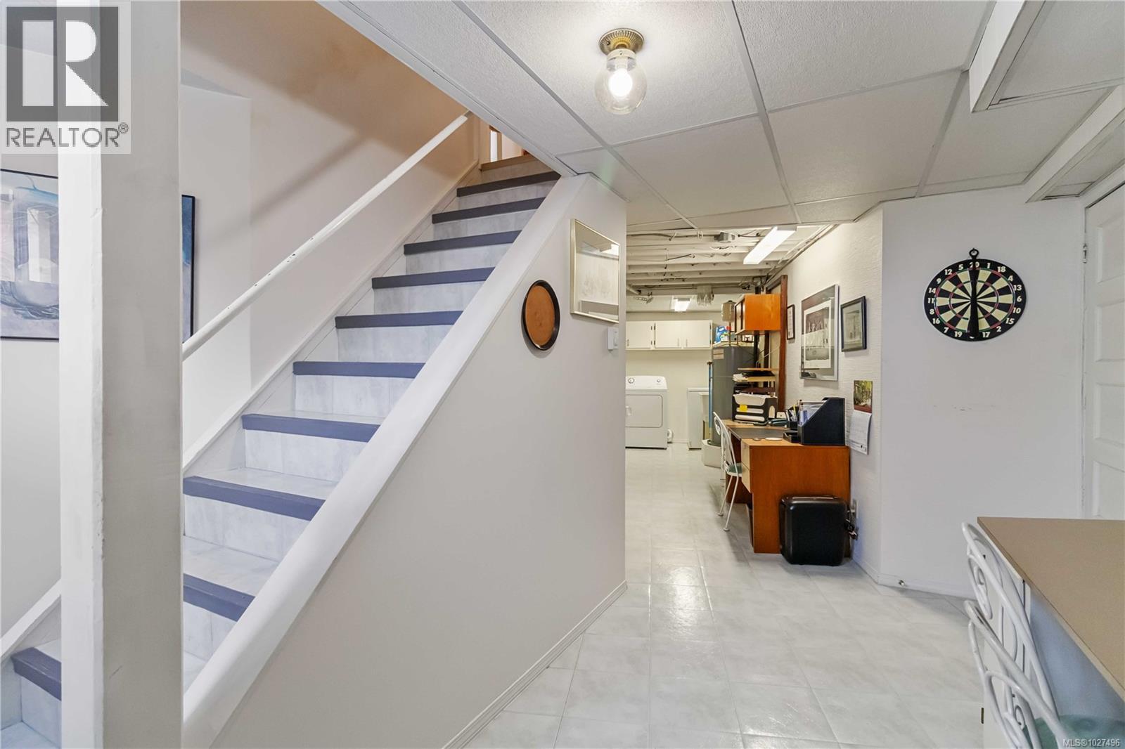 8503 Lochside Dr, North Saanich