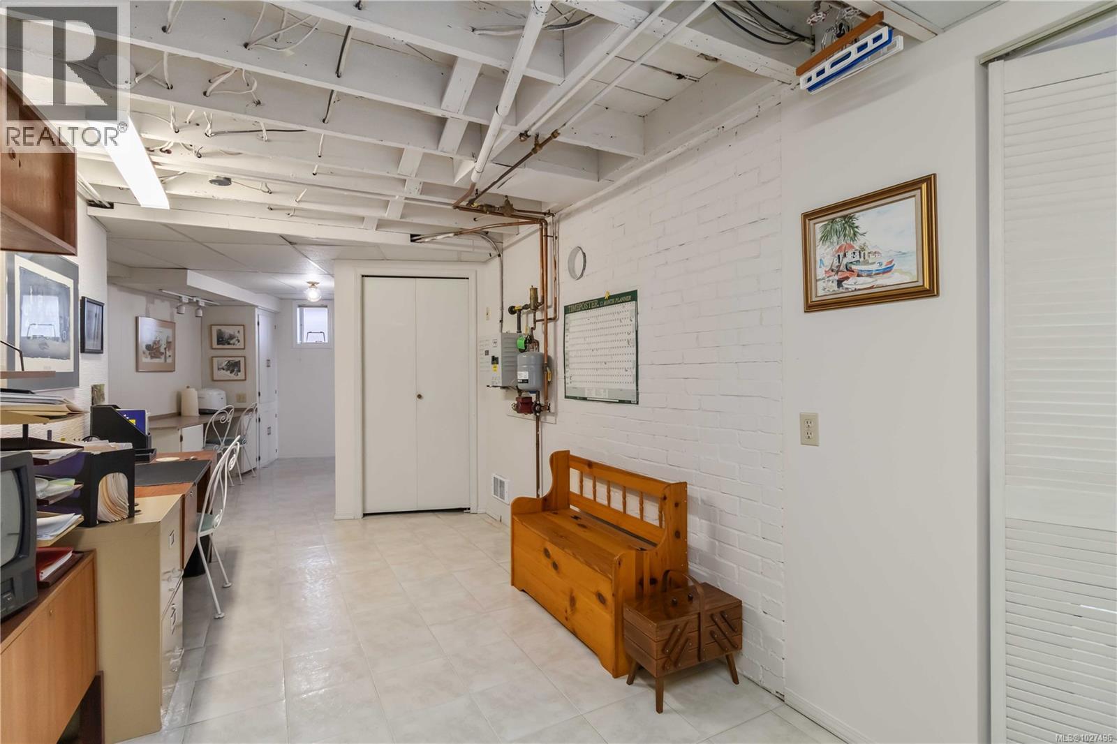 8503 Lochside Dr, North Saanich