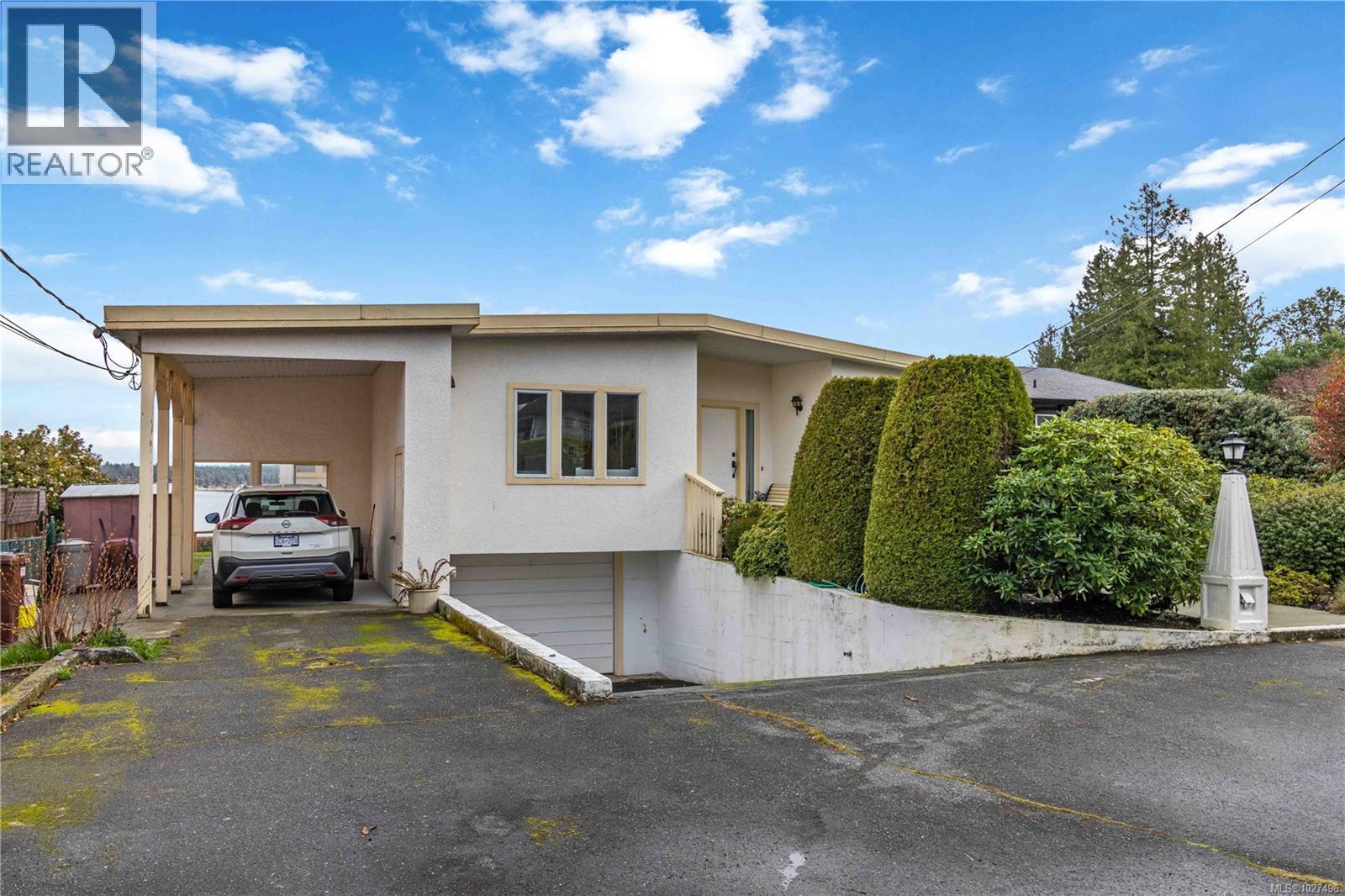 8503 Lochside Dr, North Saanich