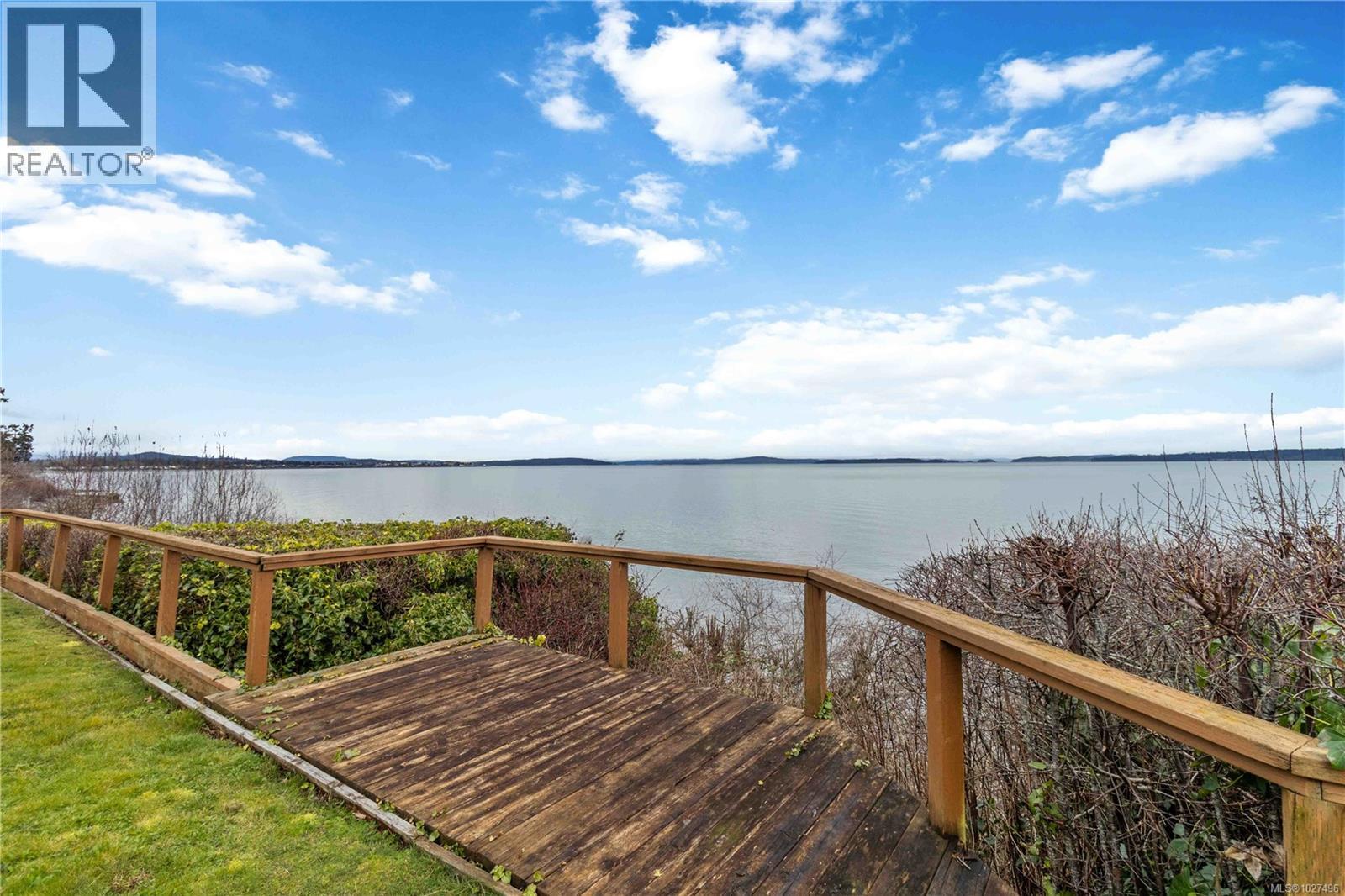 8503 Lochside Dr, North Saanich