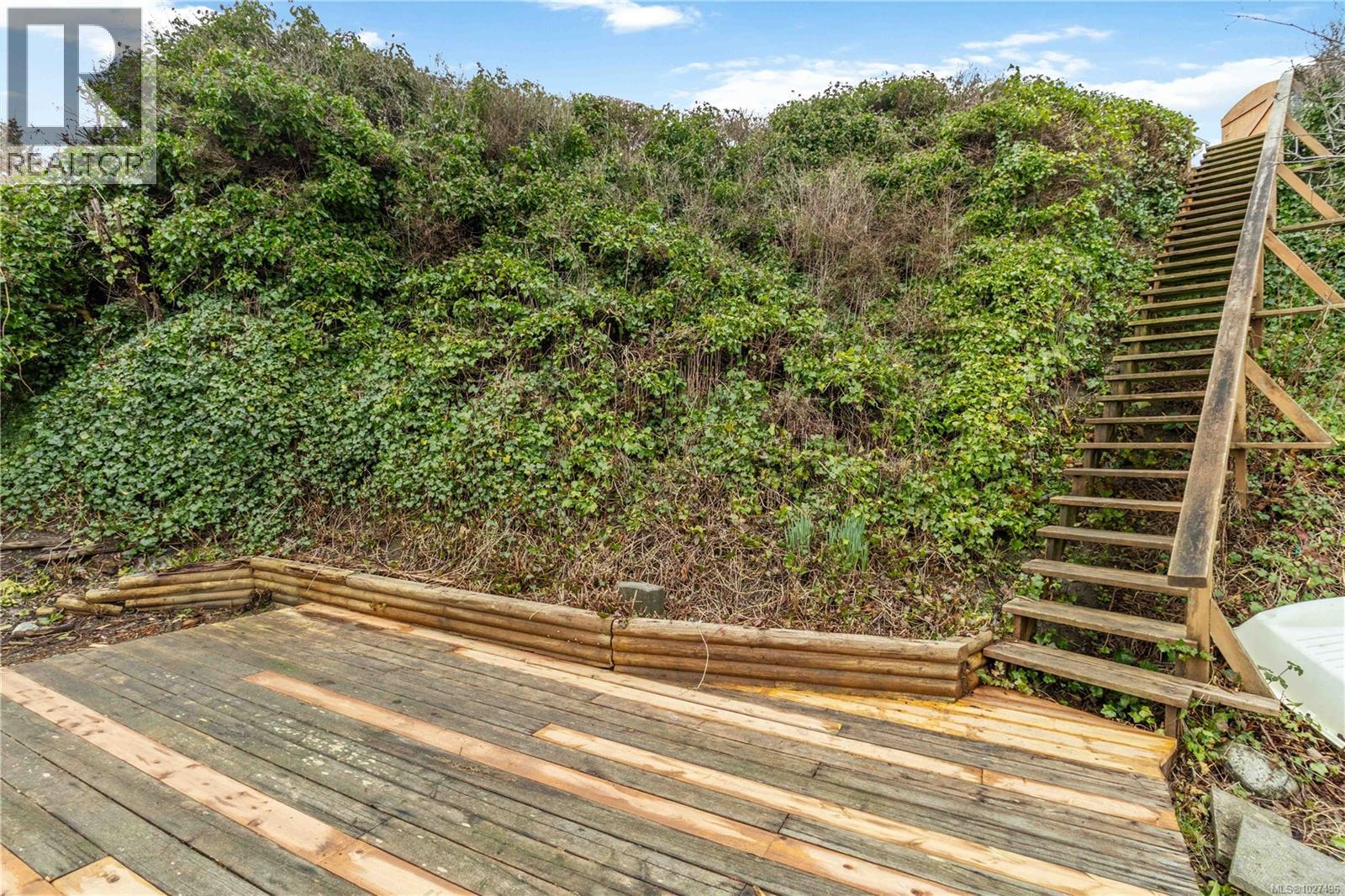 8503 Lochside Dr, North Saanich