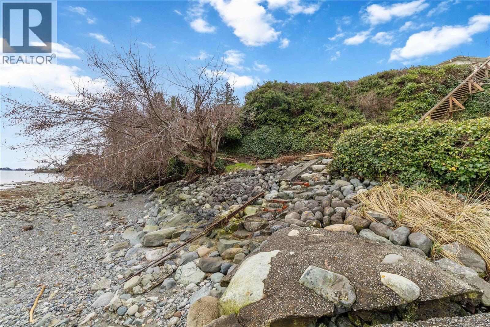 8503 Lochside Dr, North Saanich