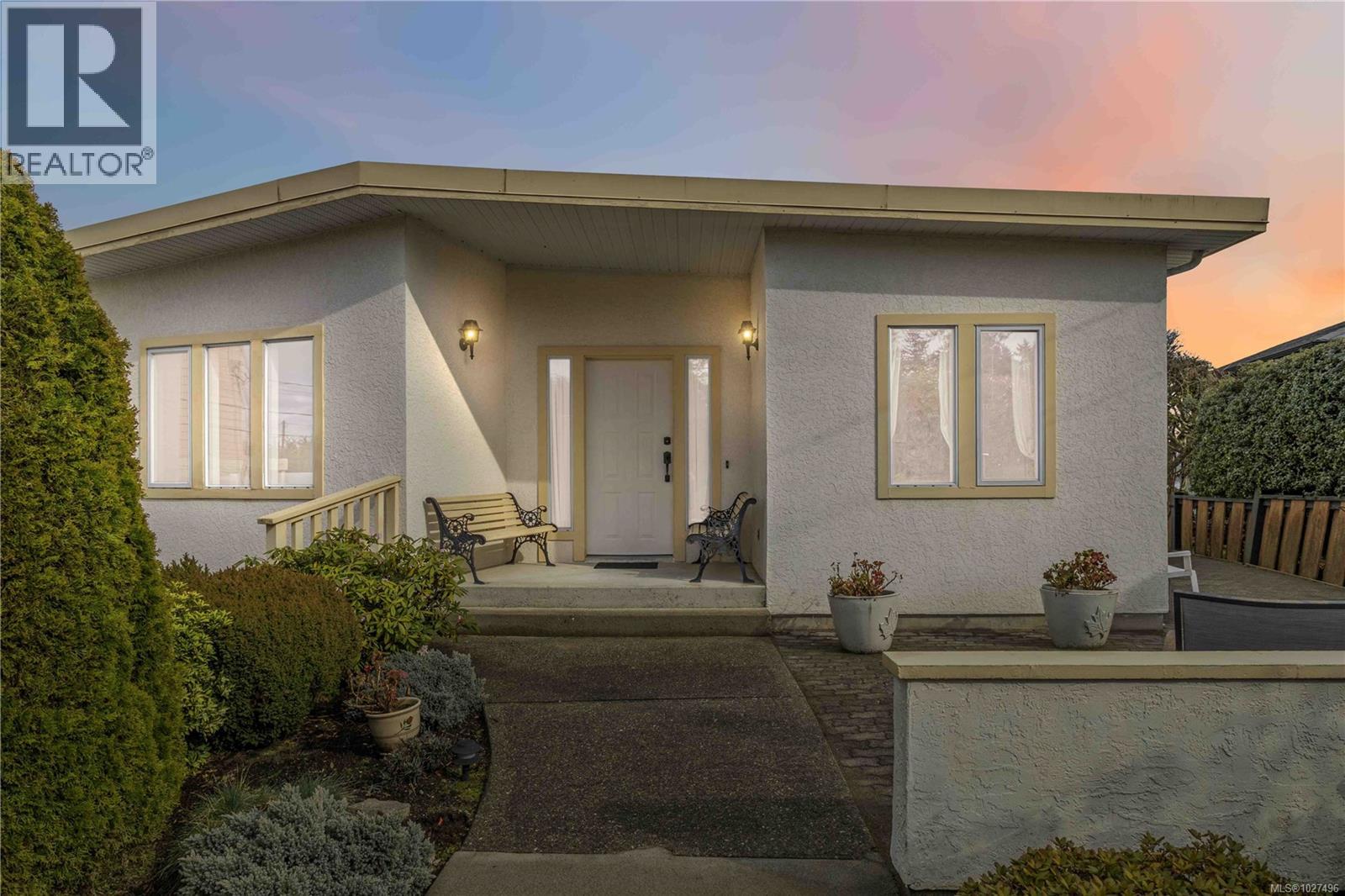 8503 Lochside Dr, North Saanich