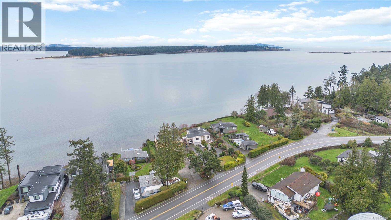 8503 Lochside Dr, North Saanich