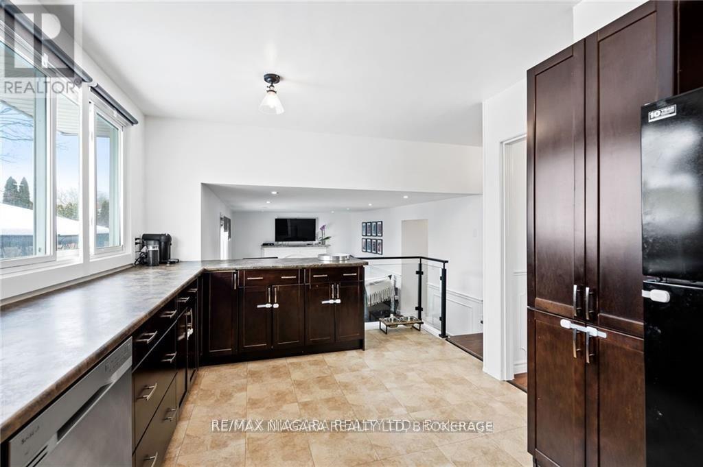49 ROYAL OAK DRIVE - 12