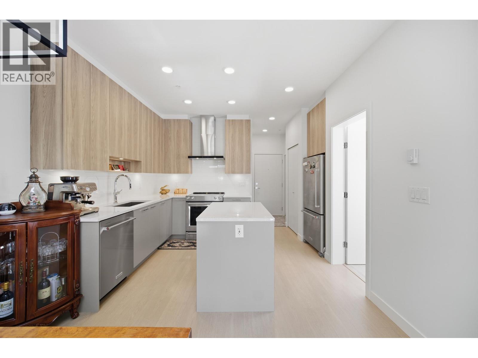 309 7588 16TH STREET, Burnaby