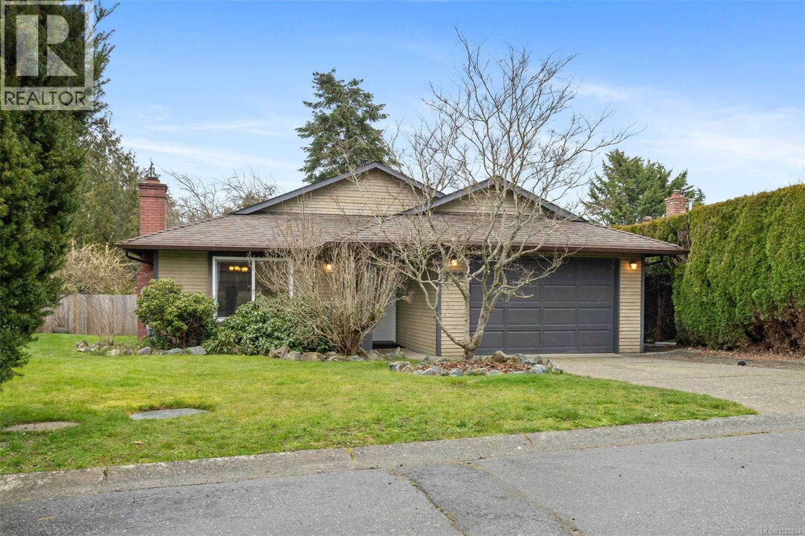 772 Mapleton Pl, Saanich