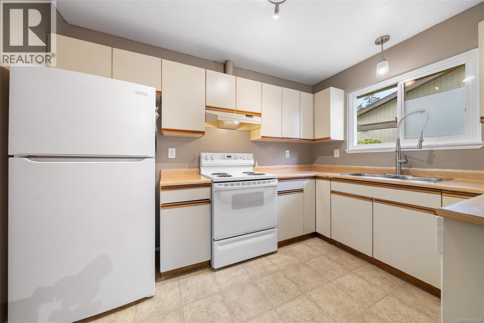 772 Mapleton Pl, Saanich