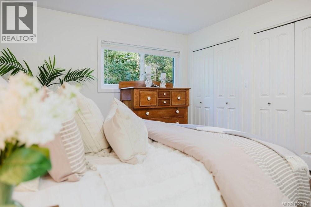 10851 Deep Cove Rd, North Saanich