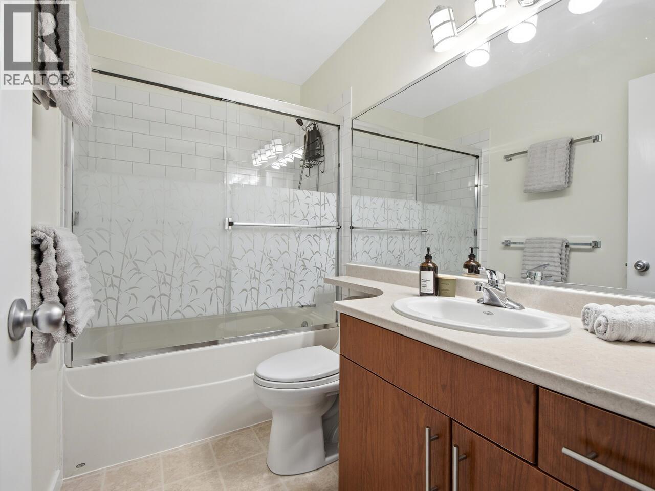 1 7136 18TH AVENUE, Burnaby