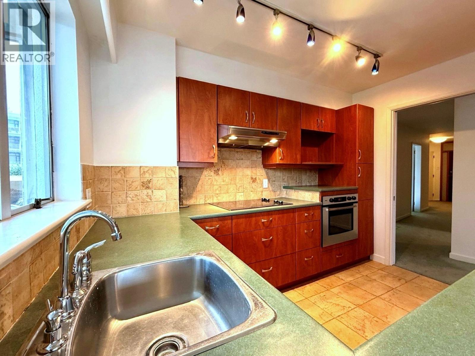 105 2135 ARGYLE AVENUE, West Vancouver