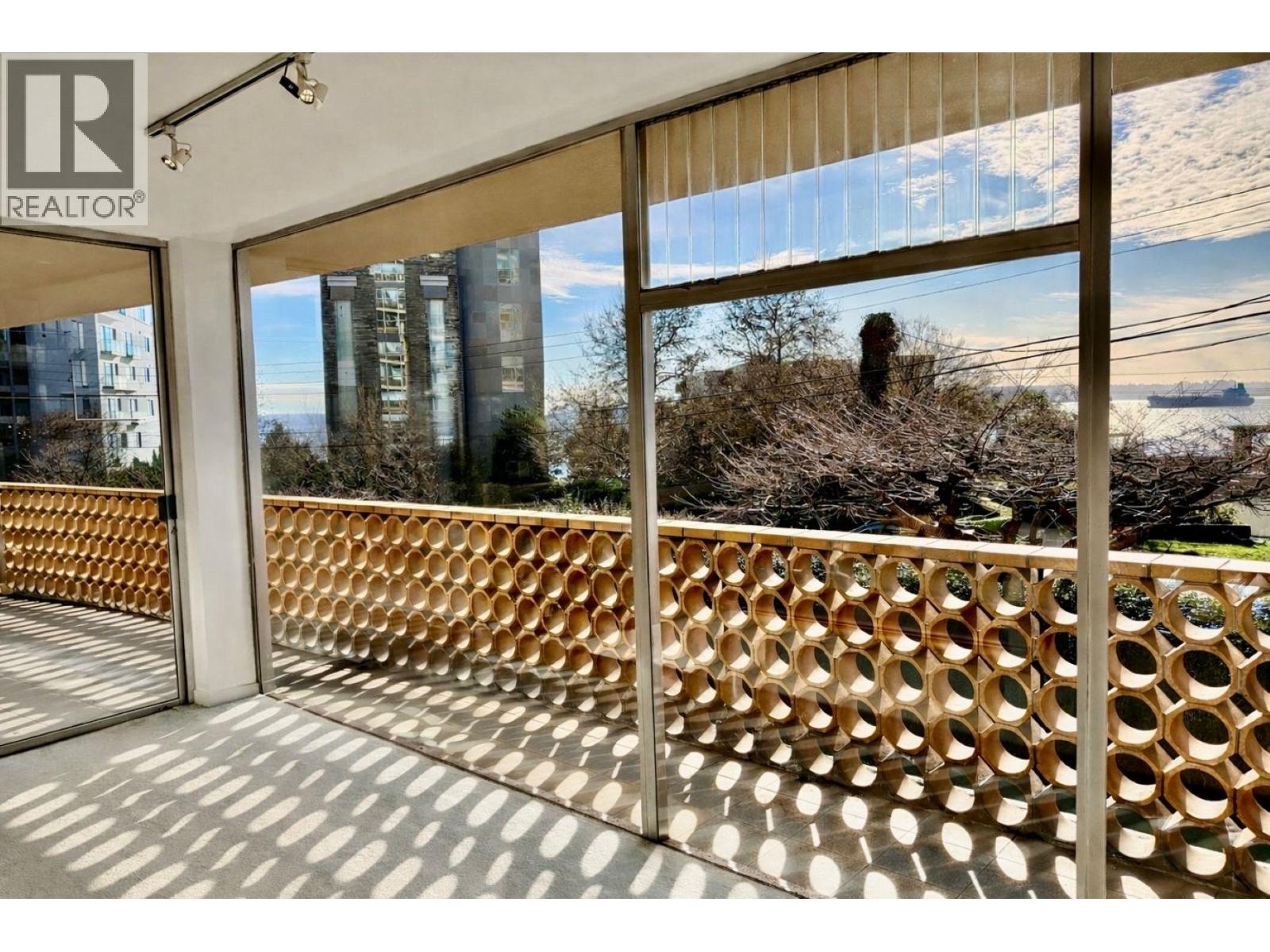 105 2135 ARGYLE AVENUE, West Vancouver