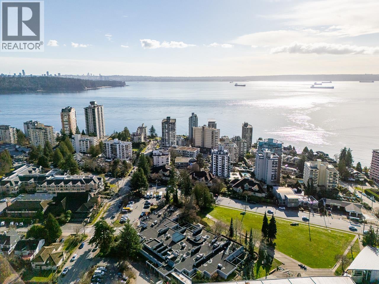 105 2135 ARGYLE AVENUE, West Vancouver