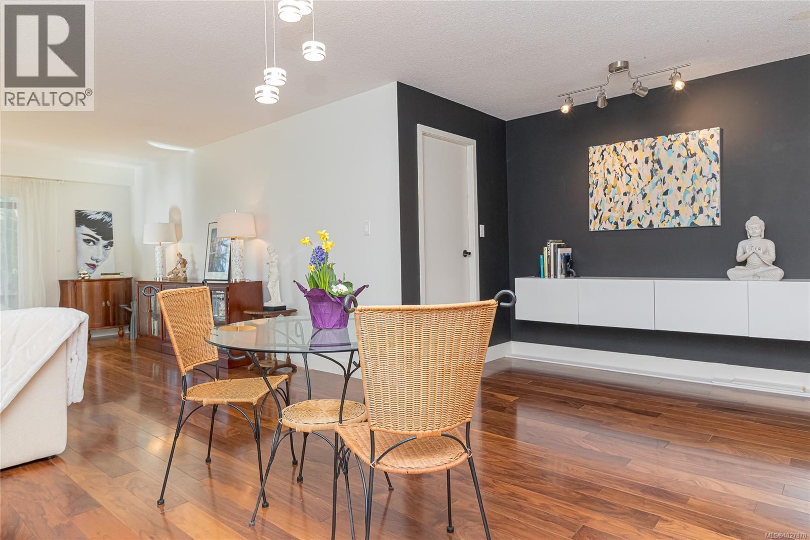 301 2930 Cook Street, Victoria