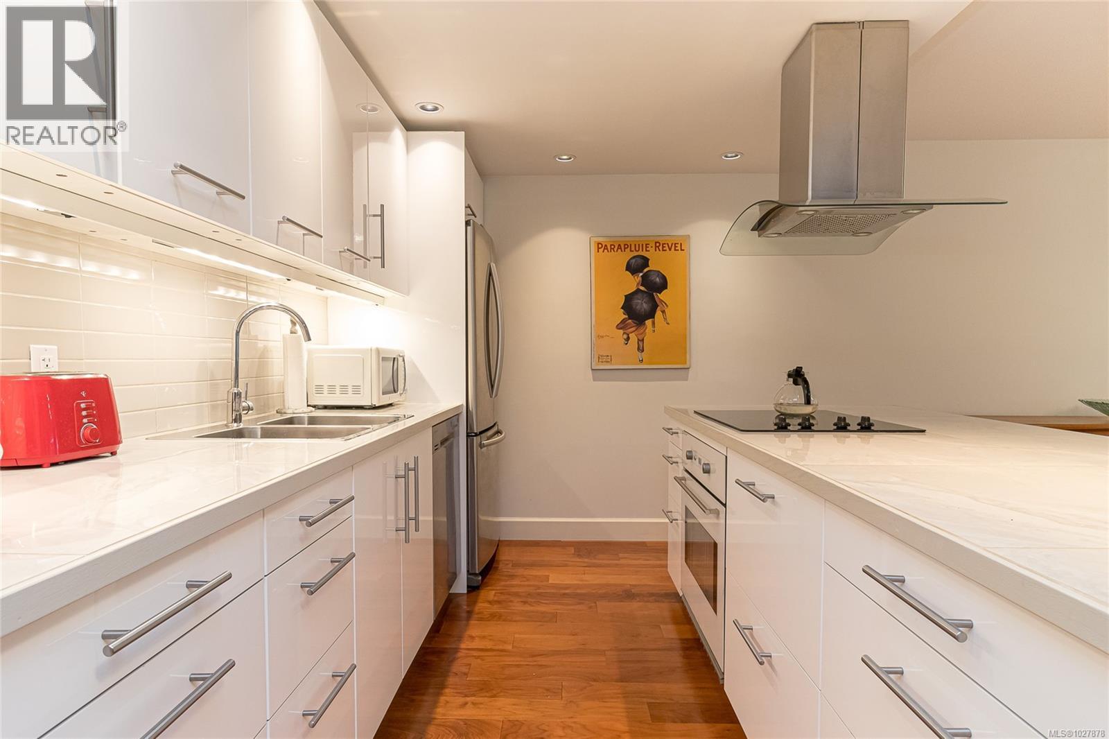 301 2930 Cook Street, Victoria