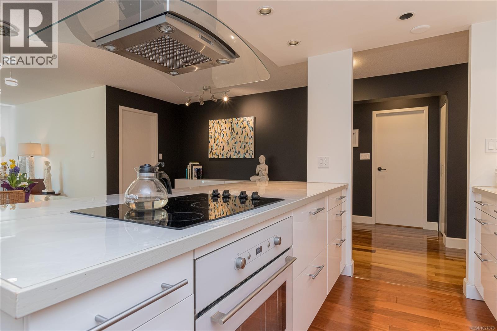 301 2930 Cook Street, Victoria